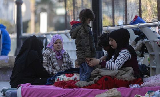 نازحون لبنانيون فروا من منازلهم إلى منطقة عين المريسة الساحلية في بيروت، لبنان.